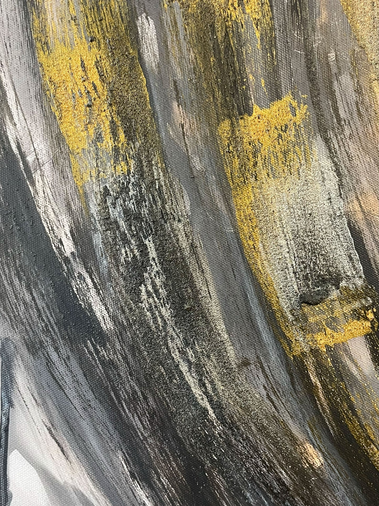 Detailansicht der goldenen Pinselstriche auf Leinwand