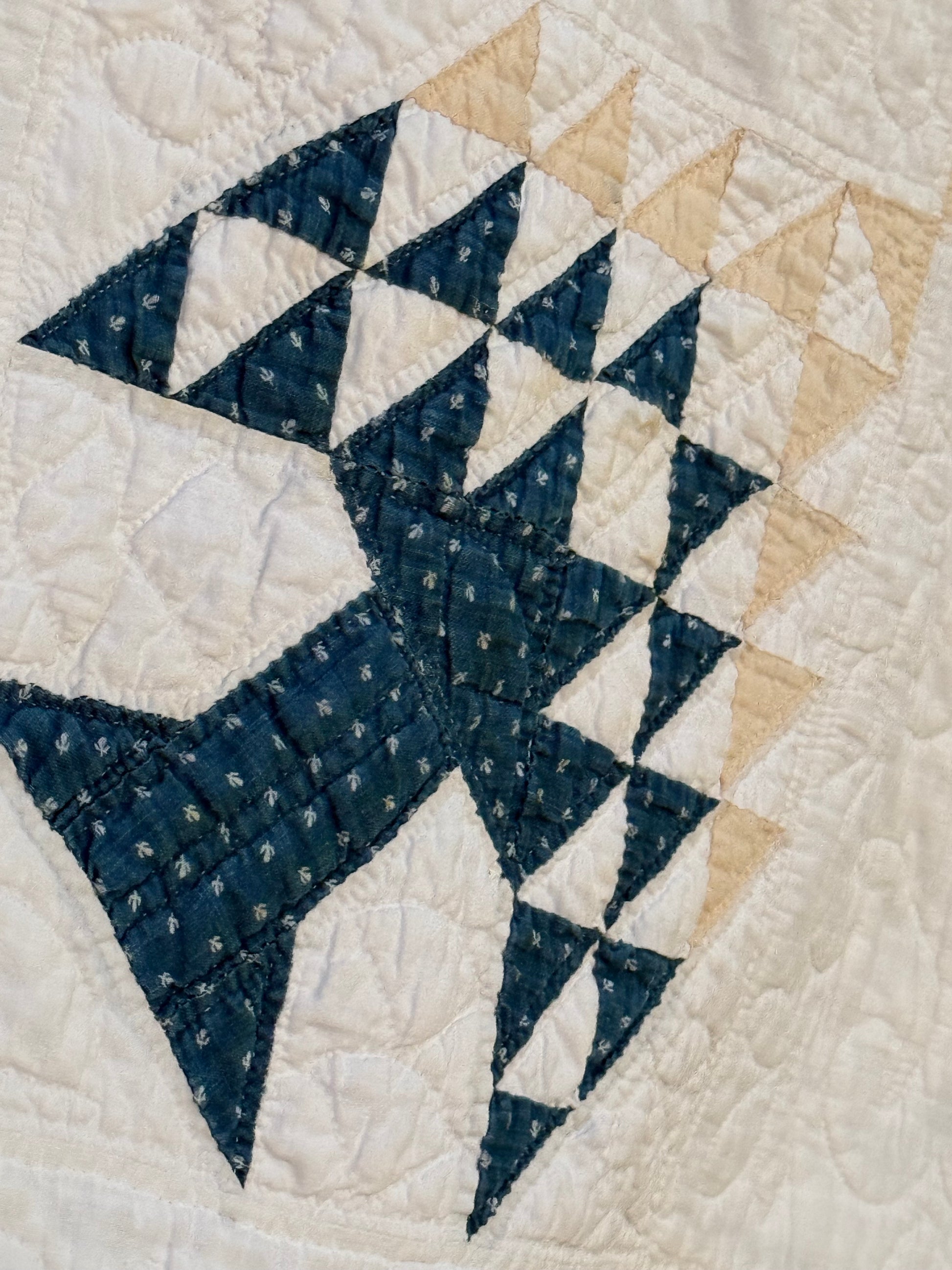 Nahaufnahme der Leinwandstruktur mit pinkem Schriftzug Let It Go