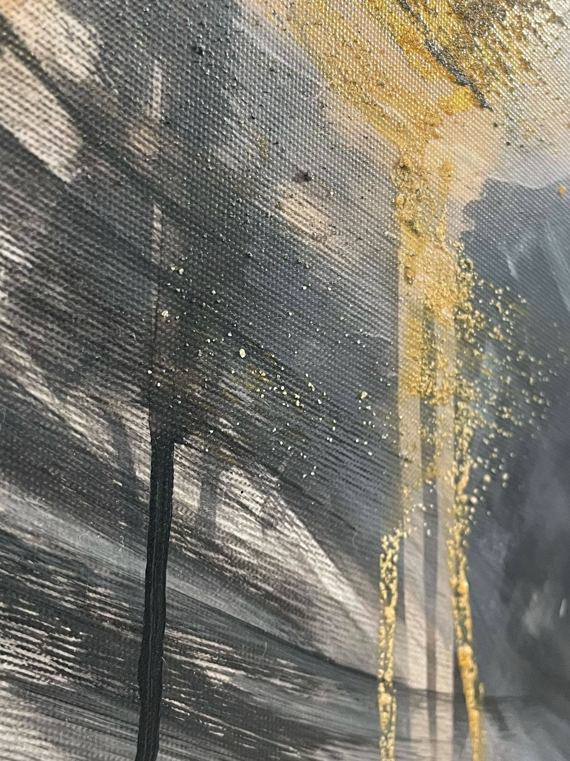 Detailansicht der goldenen Pinselstriche und fließenden Linien auf Leinwand