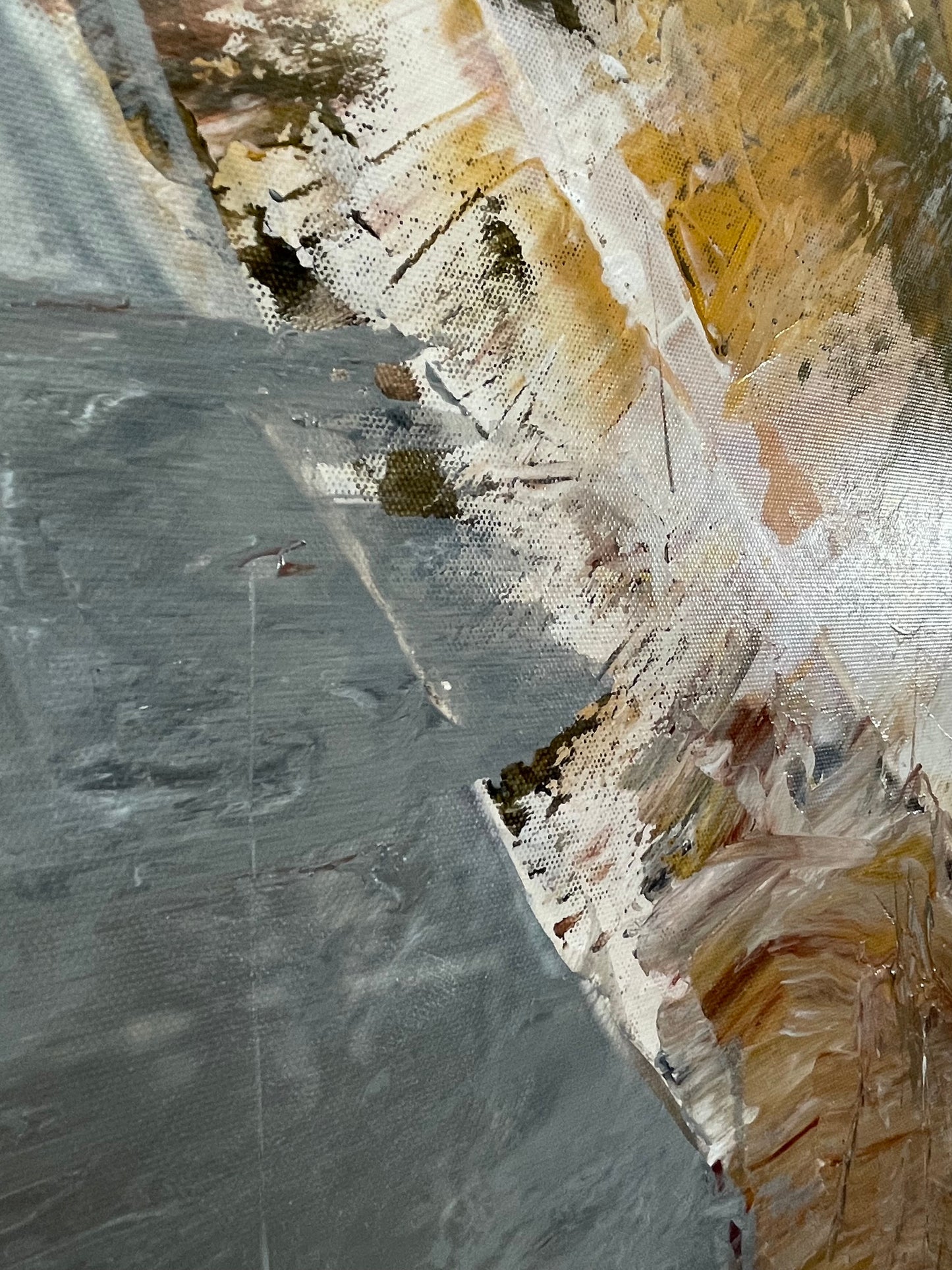 Sichtbare Spuren des Malprozesses auf strukturierter Leinwand