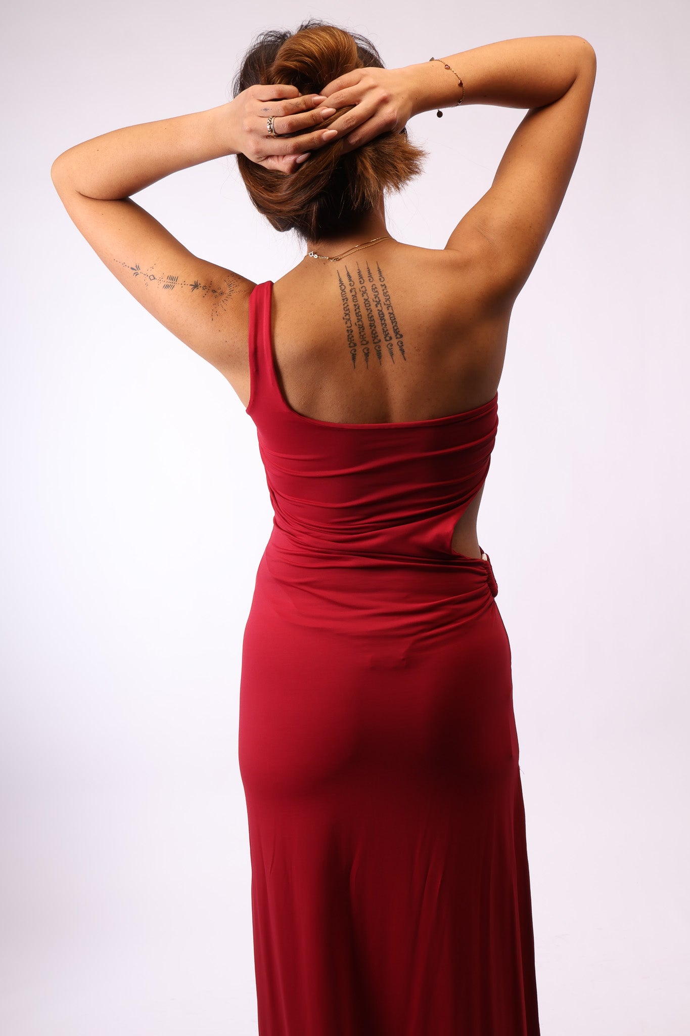 Strukturdetail der Leinwand mit expressiver Farbbewegung