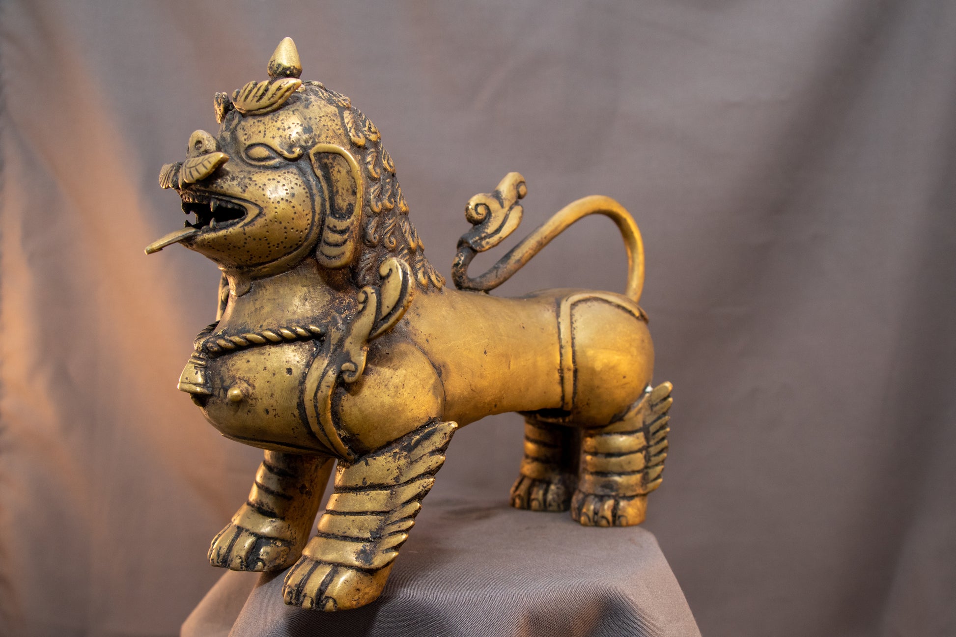 Detailaufnahme der rauen Farbstruktur eines abstrakten Aktgemäldes