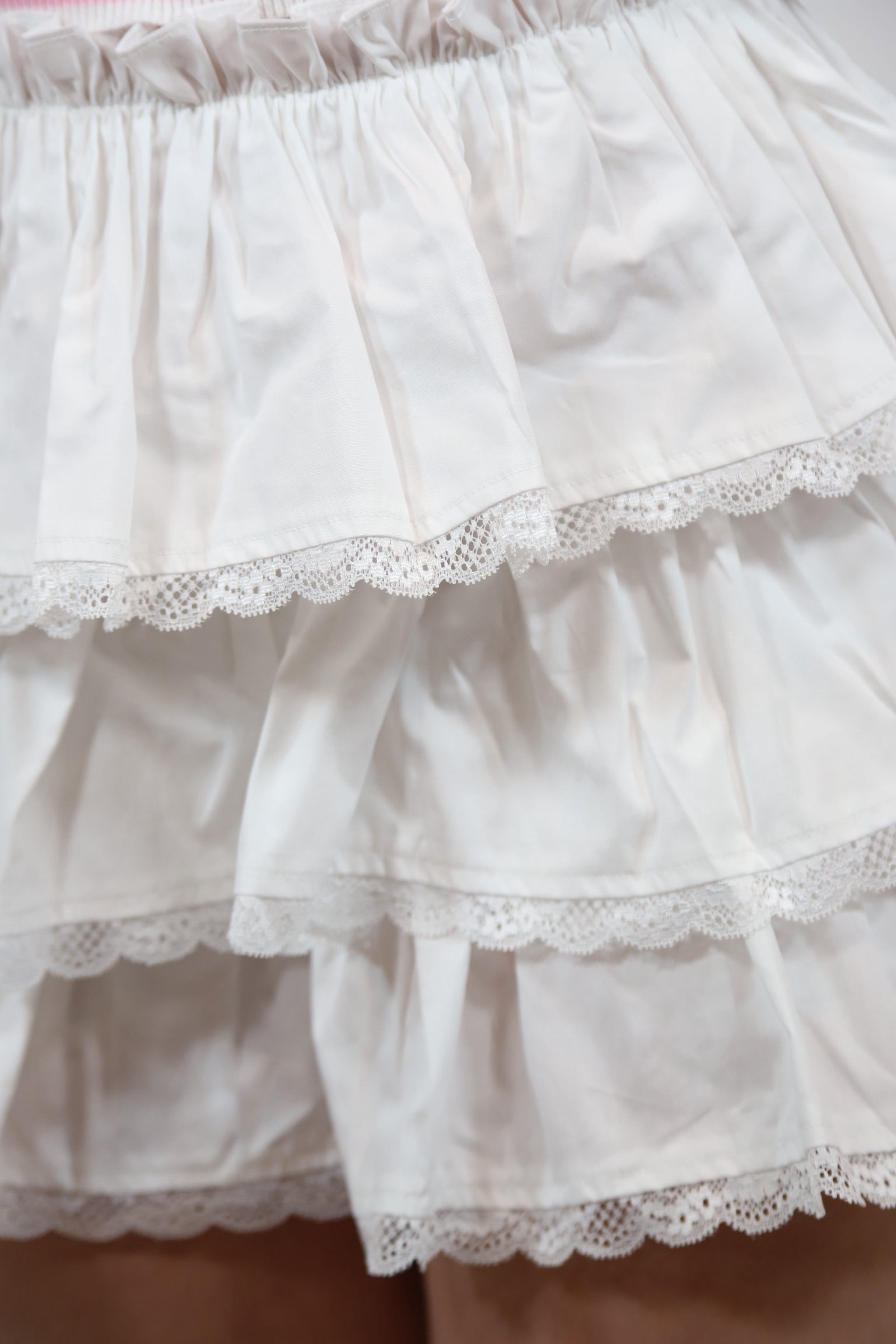 Abstrakte Aktdarstellung auf Leinwand mit rauer Struktur und achtsamer Ausstrahlung