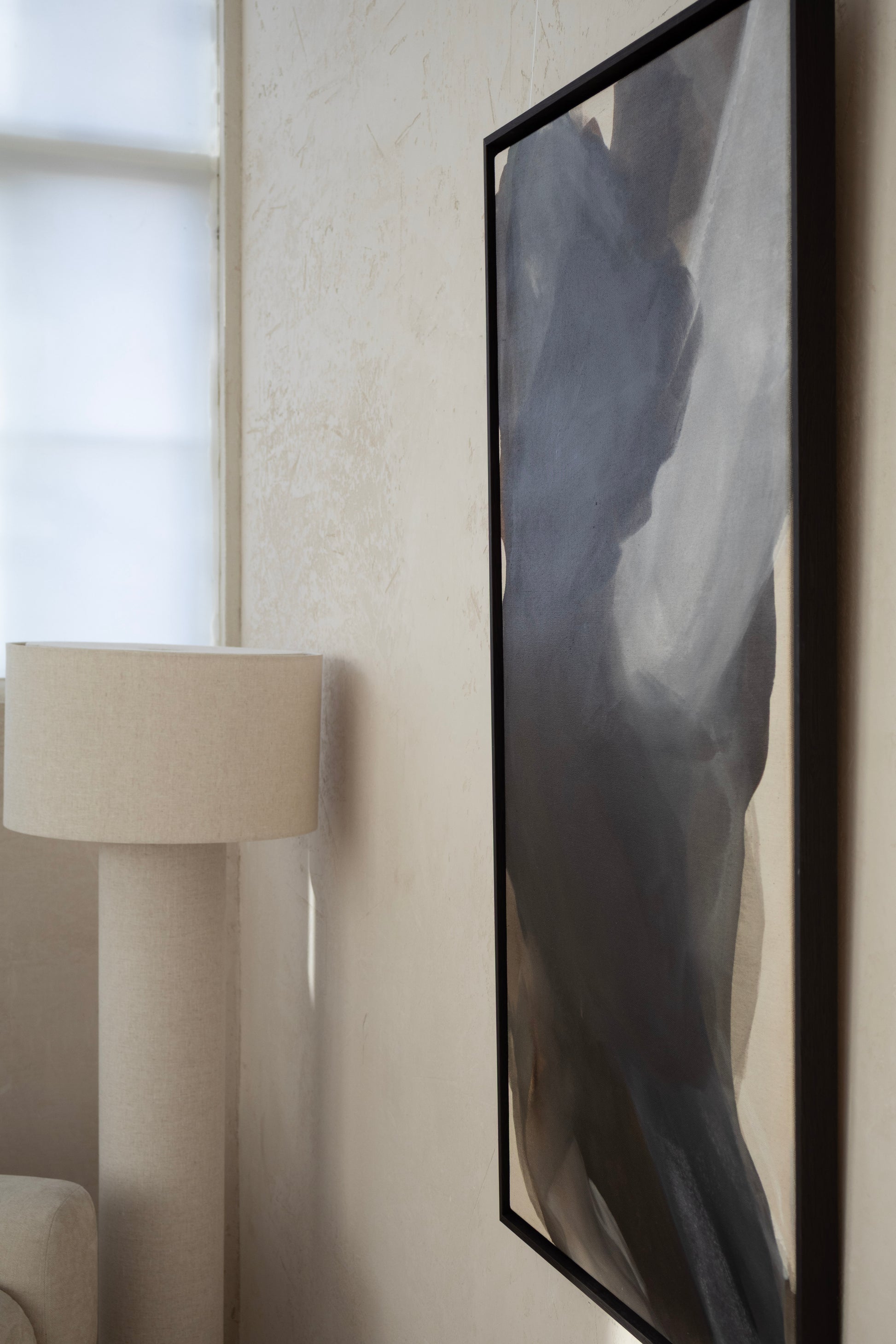 Nahaufnahme spontaner Farbspuren und strukturierter Oberfläche