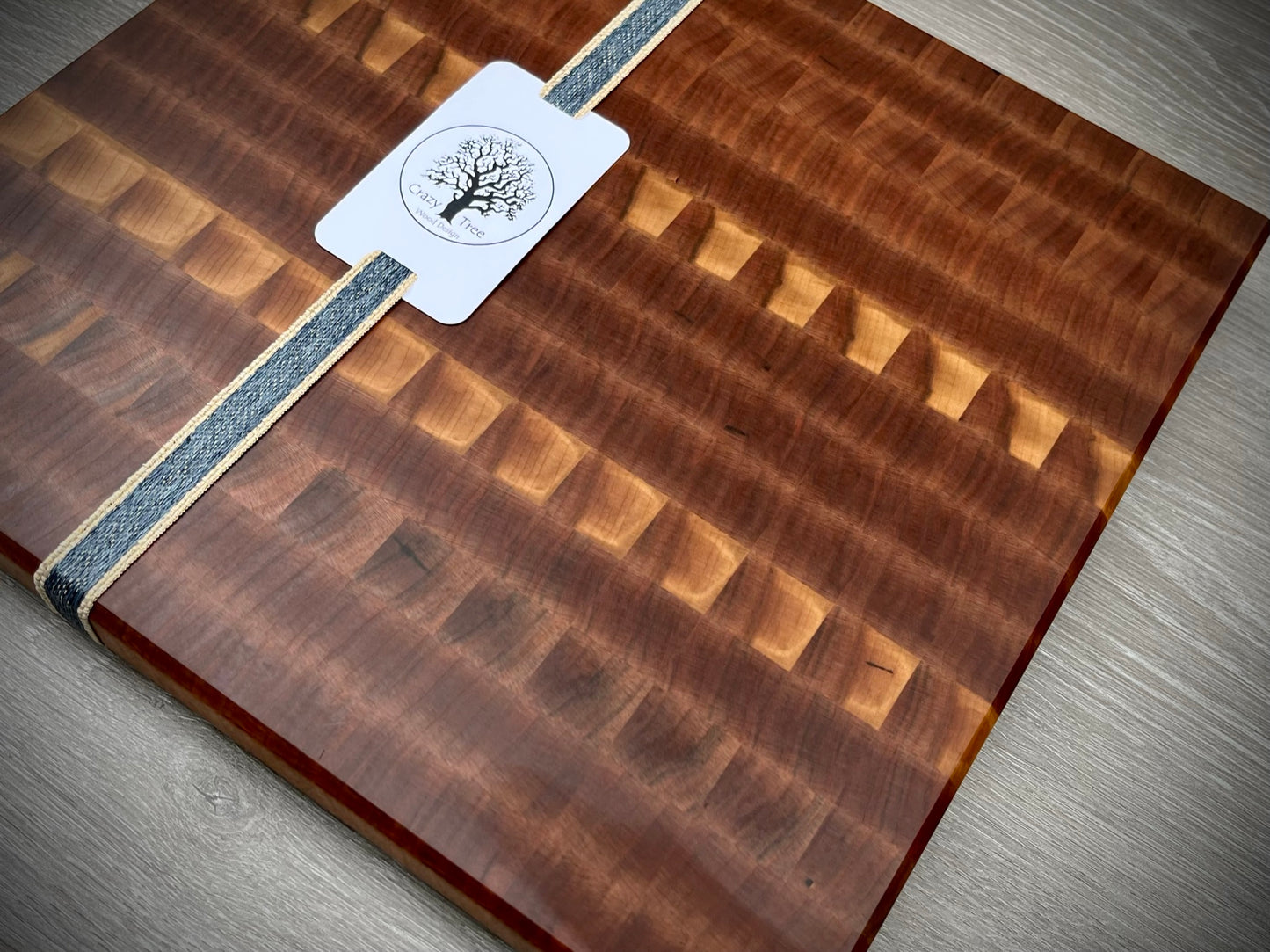 Leinwandstruktur mit kontrastreichen Farbakzenten im Detail