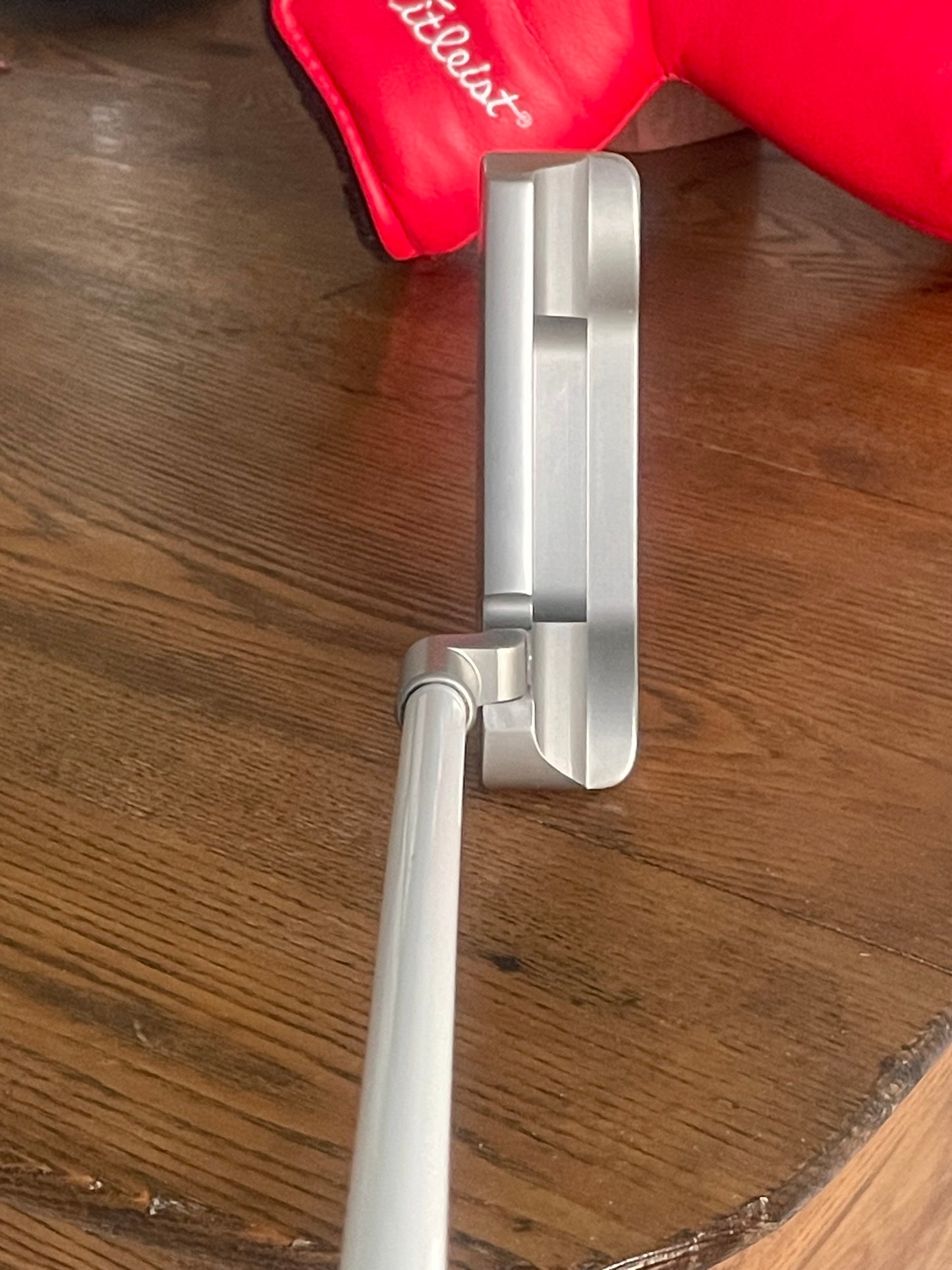 Abstrakte Leinwandkunst Balance mit orangem Schriftzug und bewusster Unregelmäßigkeit